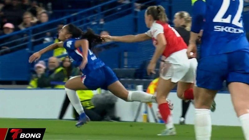 Tranh cãi nảy lửa vụ McCabe kéo tóc